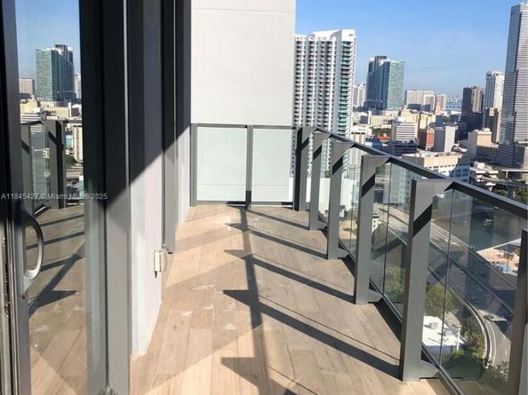 88 SW 7th St 2305, Miami FL 33130