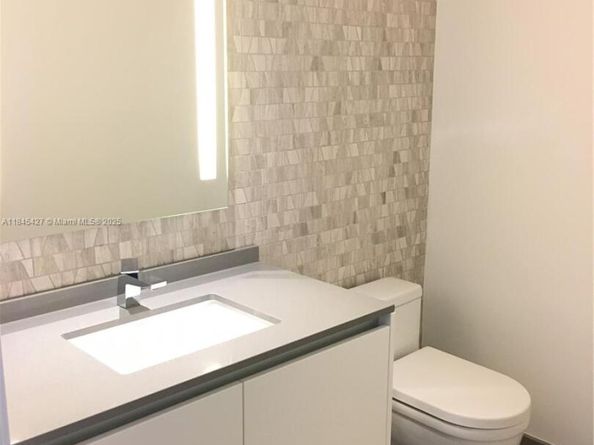 88 SW 7th St 2305, Miami FL 33130