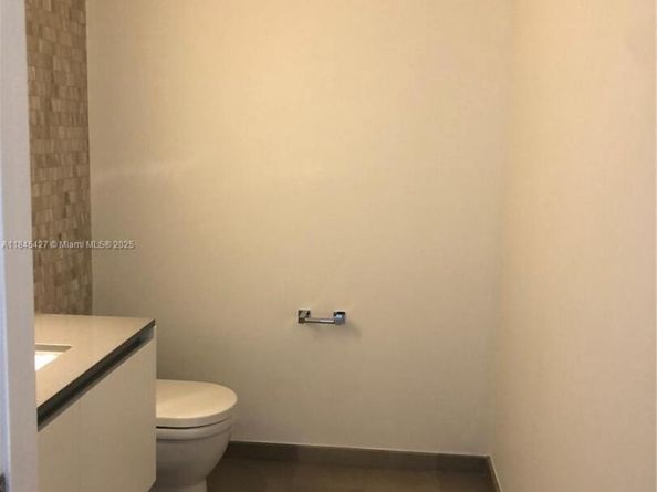 88 SW 7th St 2305, Miami FL 33130