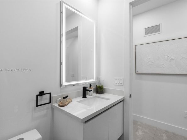 325 SW 16th St B, Fort Lauderdale FL 33315