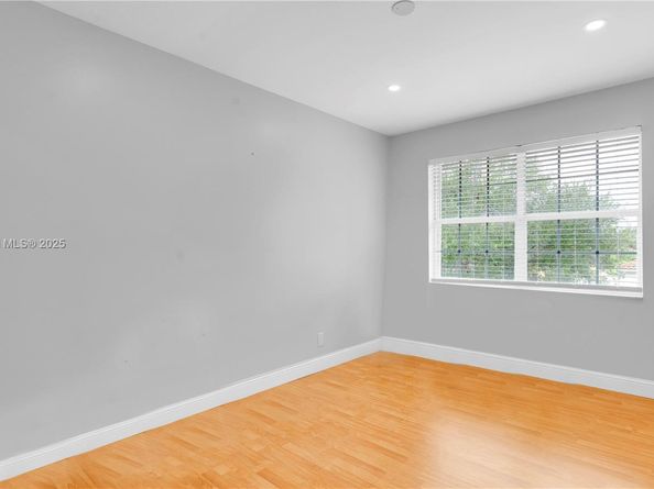 1361 NW 185th Ave, Pembroke Pines FL 33029