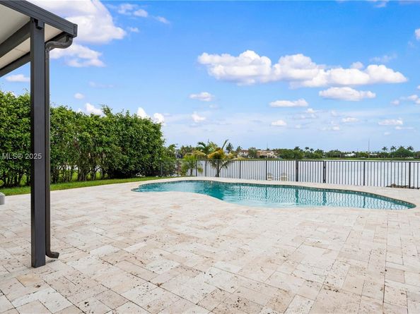 1361 NW 185th Ave, Pembroke Pines FL 33029