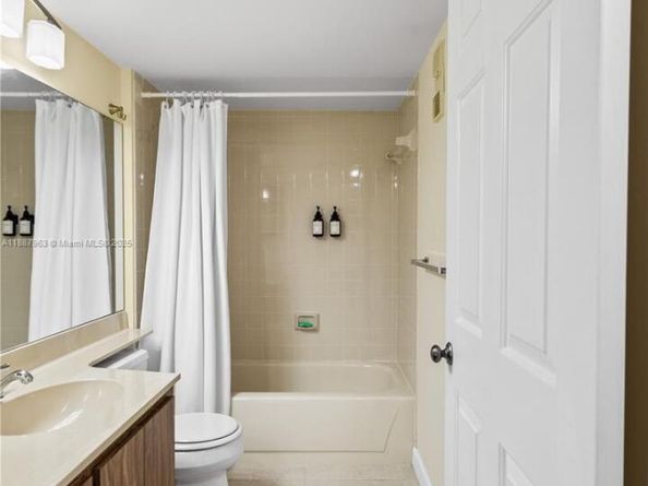 1715 Whitehall Dr 404, Davie FL 33324