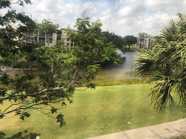 1715 Whitehall Dr 404, Davie FL 33324