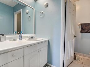 27 Madrid Ln 28, Davie FL 33324