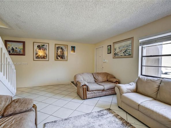 27 Madrid Ln 28, Davie FL 33324