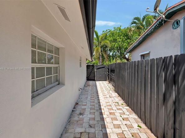 5400 NE 2nd Ave, Oakland Park FL 33334