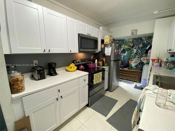 1121 NE 214th St, Miami FL 33179
