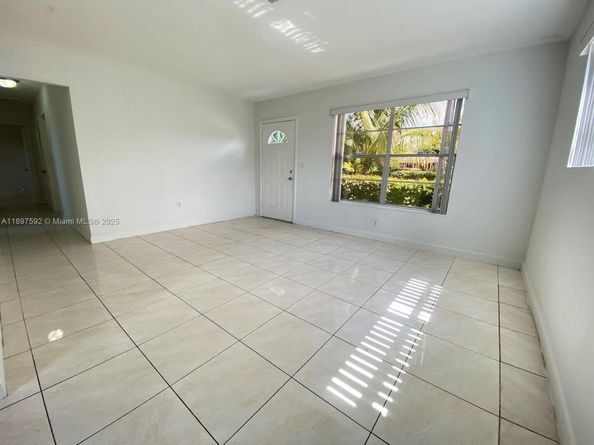 1121 NE 214th St, Miami FL 33179
