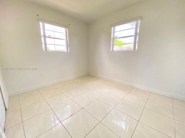 1121 NE 214th St, Miami FL 33179