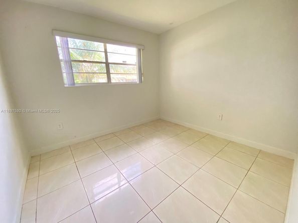 1121 NE 214th St, Miami FL 33179