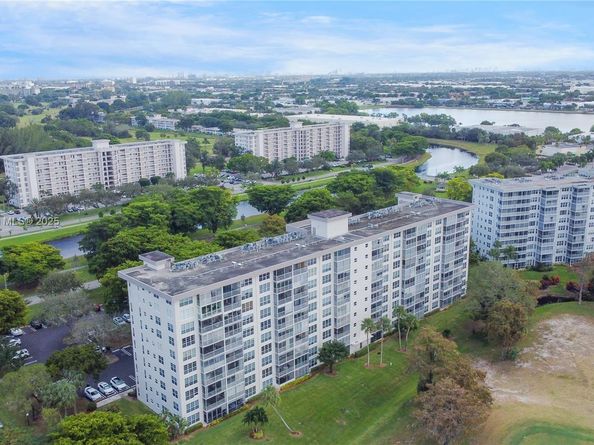 605 Oaks Dr 305, Pompano Beach FL 33069