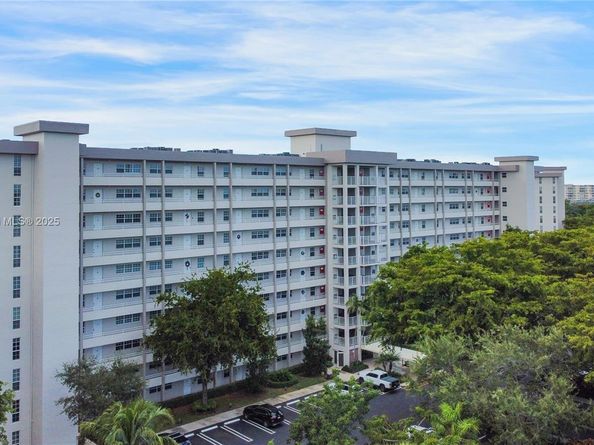 605 Oaks Dr 305, Pompano Beach FL 33069