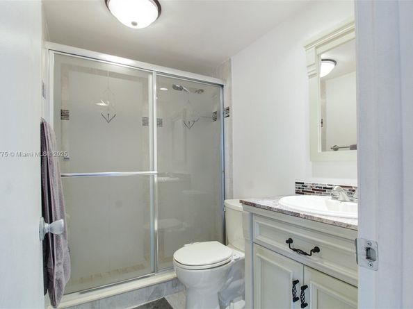 605 Oaks Dr 305, Pompano Beach FL 33069