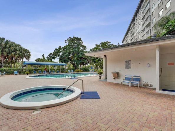 4001 Hillcrest Dr 403, Hollywood FL 33021