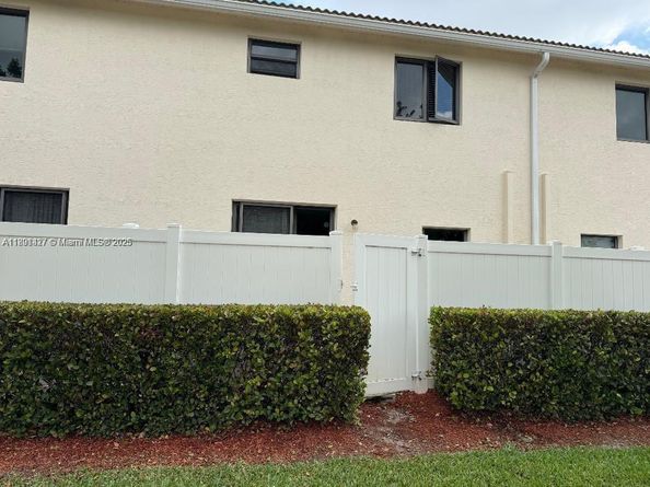 424 NE 194th Ter, Miami FL 33179