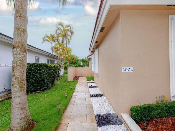 2002 NW 184th Way, Pembroke Pines FL 33029