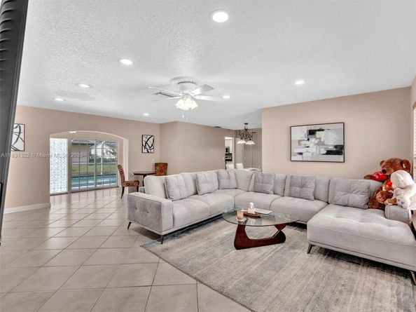 8970 Johnson St, Pembroke Pines FL 33024