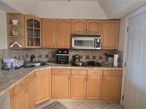 18900 NE 14th Ave D105, Miami FL 33179