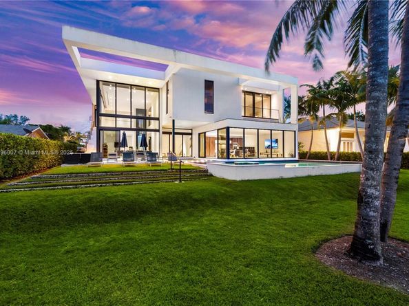 418 Sunset Dr, Hallandale Beach FL 33009