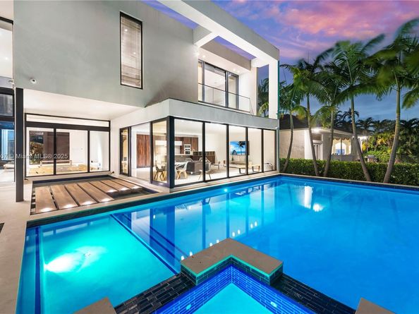 418 Sunset Dr, Hallandale Beach FL 33009