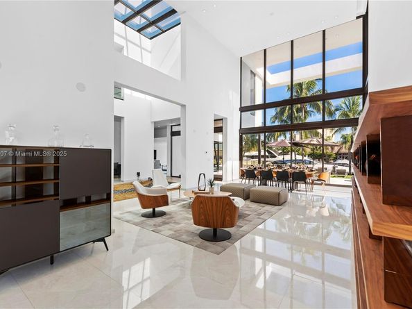 418 Sunset Dr, Hallandale Beach FL 33009