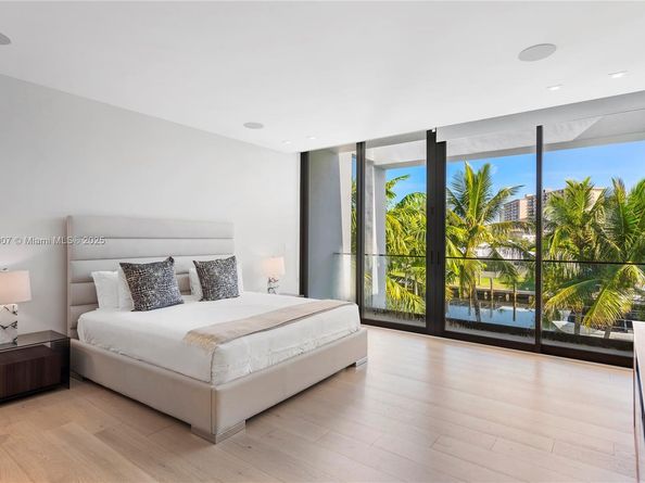 418 Sunset Dr, Hallandale Beach FL 33009