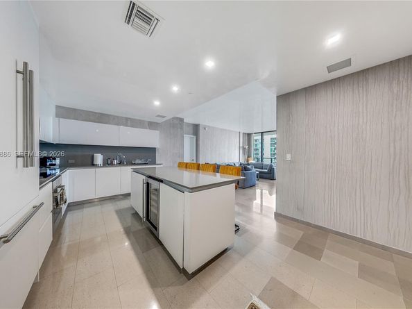 68 SE 6th St 3309, Miami FL 33131