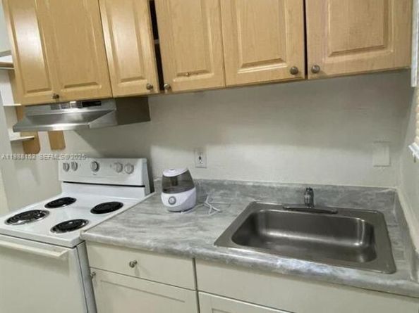 1021 NW 3rd st 305, Miami FL 33128