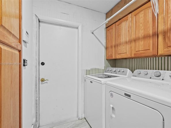 19224 W Lake Dr, Hialeah FL 33015