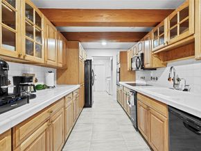 19224 W Lake Dr, Hialeah FL 33015