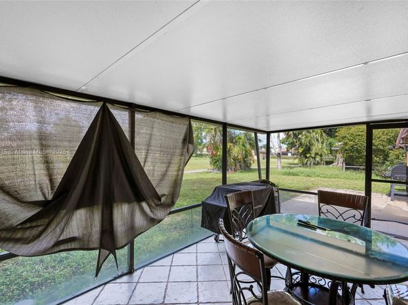 19224 W Lake Dr, Hialeah FL 33015