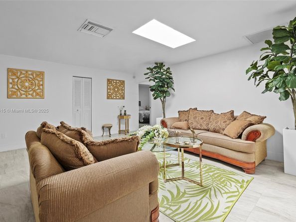 19224 W Lake Dr, Hialeah FL 33015