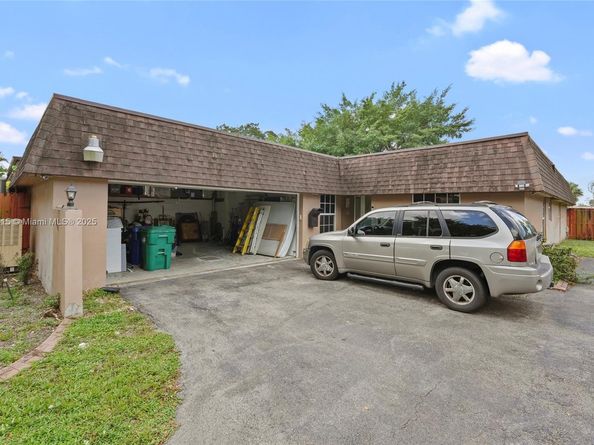 19224 W Lake Dr, Hialeah FL 33015