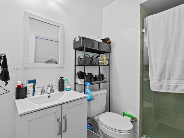 19224 W Lake Dr, Hialeah FL 33015