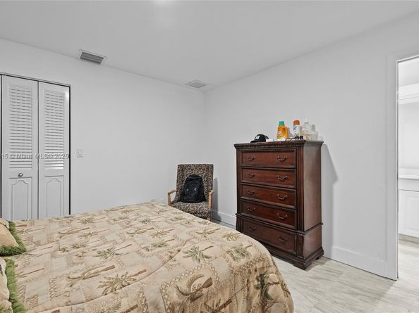 19224 W Lake Dr, Hialeah FL 33015