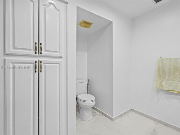 19224 W Lake Dr, Hialeah FL 33015