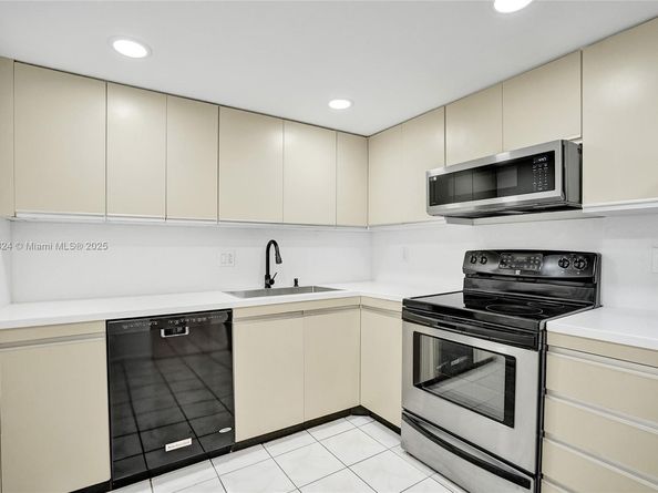 2500 Parkview Dr 1811, Hallandale Beach FL 33009