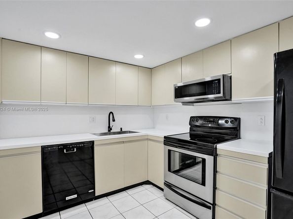 2500 Parkview Dr 1811, Hallandale Beach FL 33009