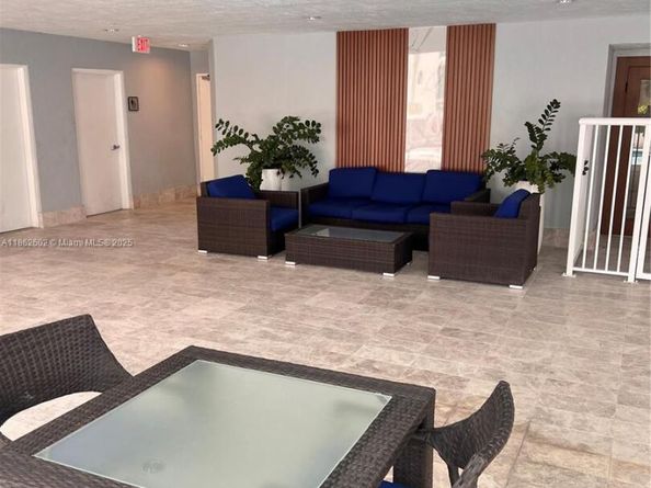 170 SE 14th St 1504, Miami FL 33131