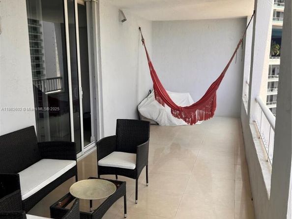 170 SE 14th St 1504, Miami FL 33131