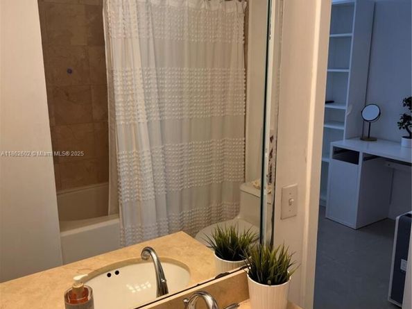170 SE 14th St 1504, Miami FL 33131