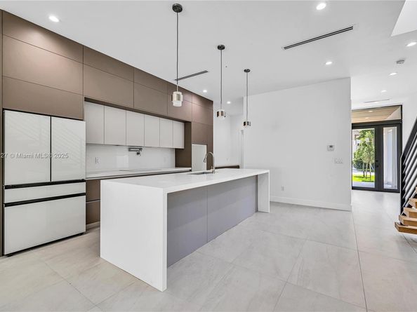 1233 NE 12th Ave, Fort Lauderdale FL 33304