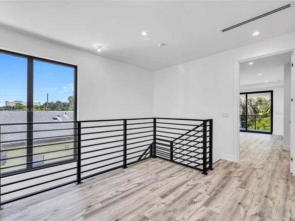 1233 NE 12th Ave, Fort Lauderdale FL 33304
