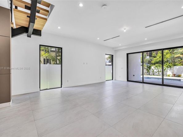 1233 NE 12th Ave, Fort Lauderdale FL 33304