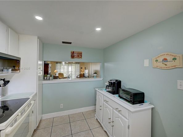 3186 Via Poinciana 203, Lake Worth FL 33467