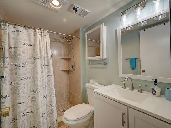 3186 Via Poinciana 203, Lake Worth FL 33467