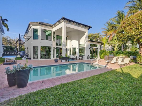 1572 NE 194th St, Miami FL 33179