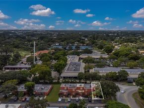 1490 Laguna Ln, Pembroke Pines FL 33026