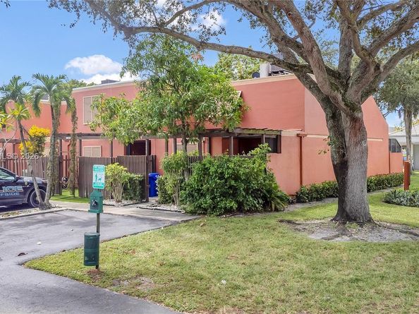 1490 Laguna Ln, Pembroke Pines FL 33026